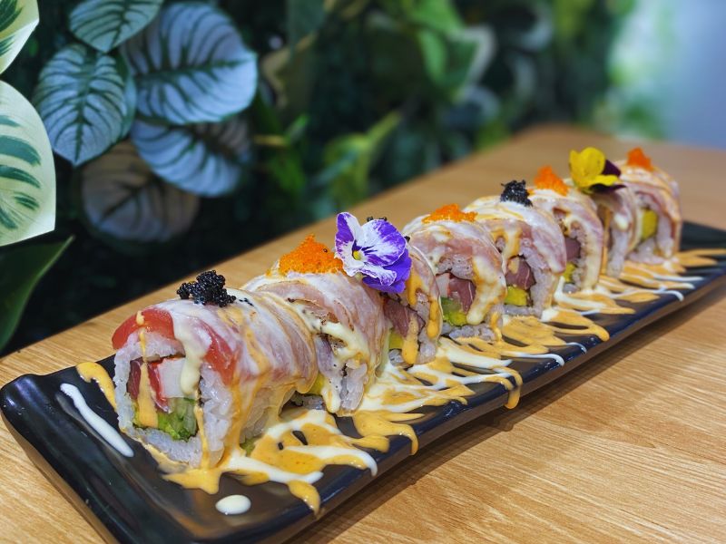 cơm cuộn phủ cá ngừ khò tái