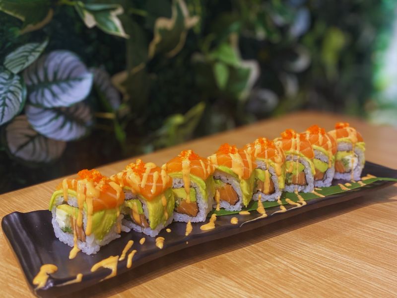 Cơm cuộn phủ bơ cá hồi