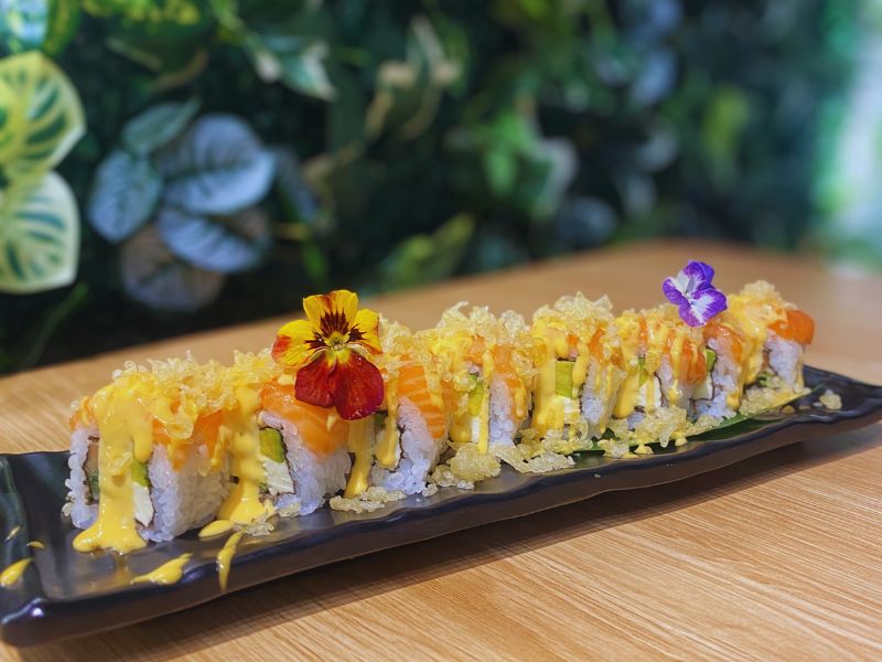 cơm cuộn bơ cá hồi phomai