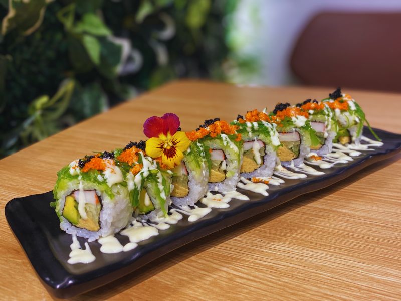 cơm cuộn phủ rong biển