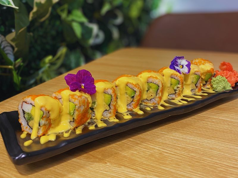 cơm cuộn phủ trứng cua Tobiko