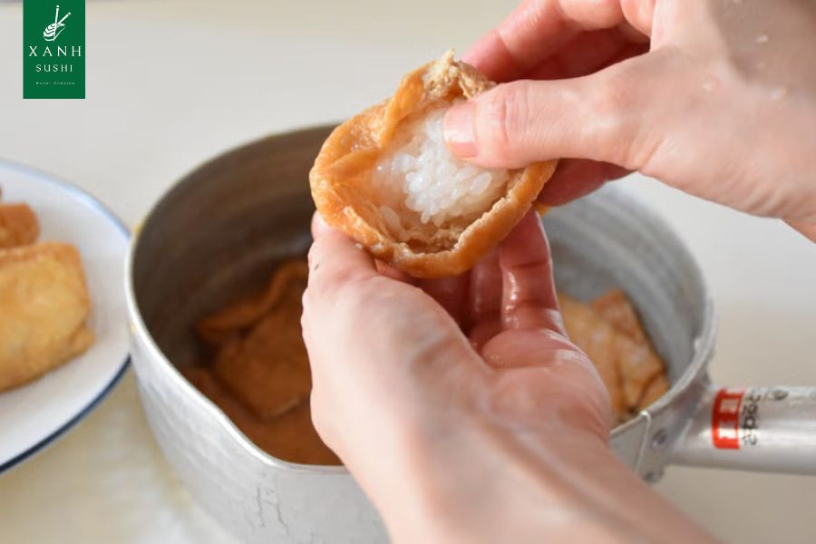 Cho nhân cơm vào lớp vỏ